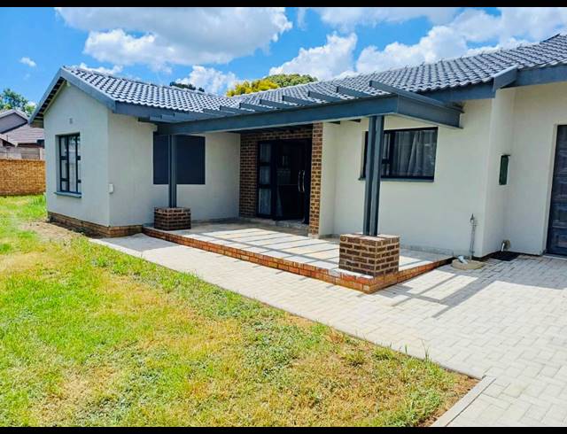 4 BEDROOM FREEHOLD FOR SALE IN BRACKENHURST